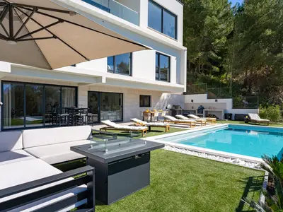 Luxuriöse Villa mit 4 Schlafzimmern, privatem Pool, Fitnessraum, finnischer Sauna
