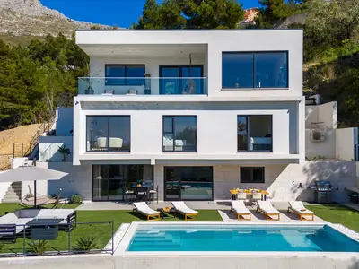 Das Ferienhaus setzt mit zeitgenössischer Architektur und schicker Einrichtung einen stilvollen Akzent