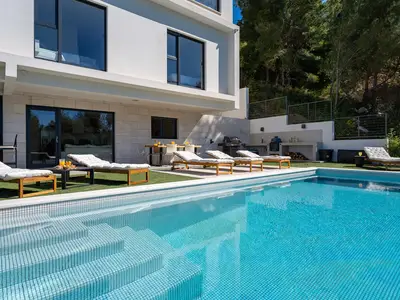 Privater, beheizter 32qm großer Pool (8m x 4m) mit vollautomatischer Salzelektrolyse