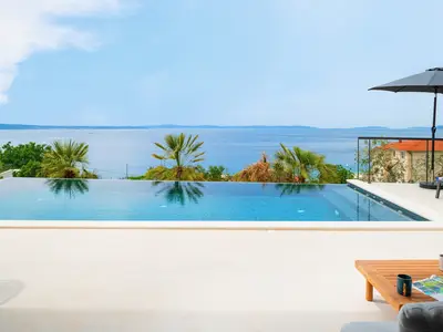 Ein privater, beheizter Infinity-Pool (32 m2, 8 m x 4 m) mit einem vollautomatischen Salzelektrolysesystem