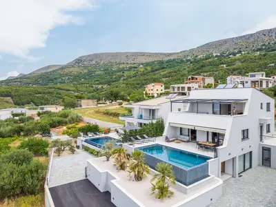 Diese Villa liegt in Podstrana auf einem großzügigen 600 m2 großen Grundstück und verfügt über 300 m2 Innenfläche auf drei Ebenen.