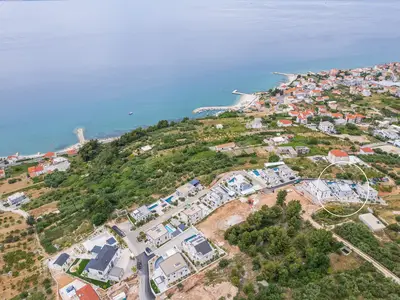 Im ruhigen oberen Teil des Dorfes Podstrana gelegen, bietet die Lage neben benachbarten Villen einen atemberaubenden Meerblick