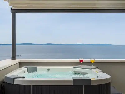 vier Schlafzimmer mit eigenem Bad, eine Sauna und ein Whirlpool, alles günstig gelegen, nur 1 km vom Strand entfernt.