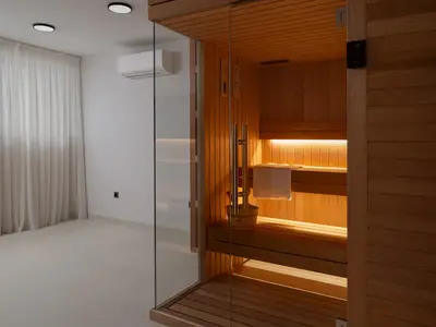Es gibt auch einen eigenen Spa-Raum mit finnischer Sauna, Heimtrainer, Fernseher und Dusche sowie Wäschemöglichkeiten mit Waschmaschine und Trockner.