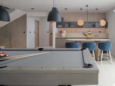 * Genießen Sie einen wunderschön gestalteten Spaß- und Wellnessbereich, ausgestattet mit einem Billardtisch, einem gemütlichen Sofa, einem Barbereich, einer Klimaanlage und einer Küchenzeile.