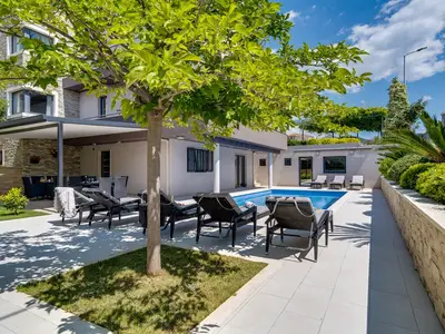 Villa Lucas mit beheiztem Pool, Whirlpool, Sauna, 7 Schlafzimmer, 7 Bäder