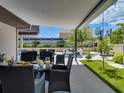 Privater Pool und Garten mit überdachten Gartenmöbeln für 14 Personen