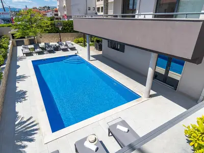 Privater, beheizter 8x4m Pool mit 8 bequemen Liegestühlen und Gartenmöbeln