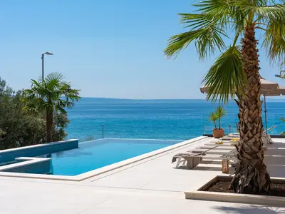 Willkommen in der Seaview Villa Bota – einer atemberaubenden Villa mit sechs Schlafzimmern, idyllisch gelegen direkt am Strand des malerischen Dorfes Podstrana