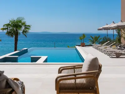 Ein 56 m2 großer, beheizter Infinity-Pool (12 m x 4,7 m) mit einem fortschrittlichen Elektrolyse-Filtersystem.