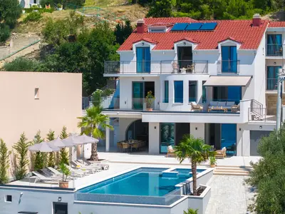 Seaview Villa Bota: Genießen Sie ein privates Spa, eine spannende Freizeitzone, einen großzügigen 56 m2 großen Pool und 6 luxuriöse Schlafzimmer mit eigenem Bad!