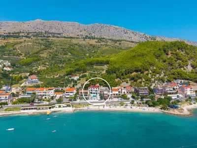 Diese exquisite Unterkunft befindet sich nur 10 Meter vom ruhigen Kieselstrand entfernt.