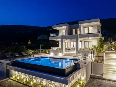 Luxuriöse Villa mit 5 Schlafzimmern, beheiztem Pool, Billard, Kinoraum und Meerblick
