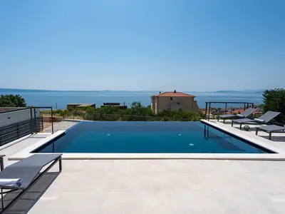 Ein privater, beheizter Infinity-Pool von 32 m2 (8 x 4 m) mit einem vollautomatischen Salzelektrolysesystem