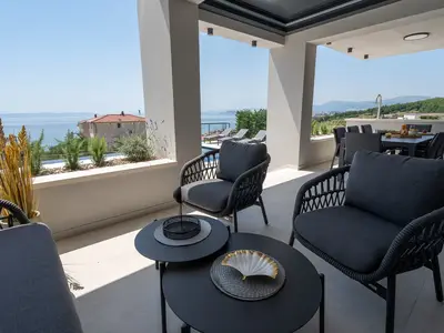 Dieses wunderschön eingerichtete Anwesen in Podstrana liegt auf einem 650 m2 großen Privatgrundstück und bietet 320 m2 Nutzfläche