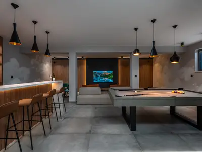 Gut organisierter Spaßbereich im Keller mit Billard und einem Medienraum 