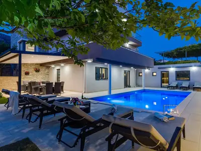 Villa Lucas mit beheiztem Pool, Whirlpool, Sauna, 7 Schlafzimmer, 7 Bäder