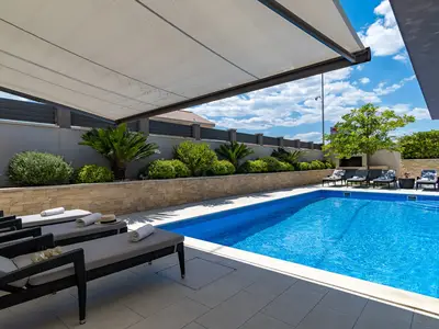 Privater, beheizter 8x4m Pool mit 8 bequemen Liegestühlen und Gartenmöbeln