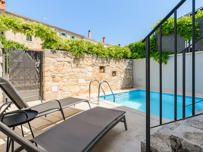 PoolOfHouse