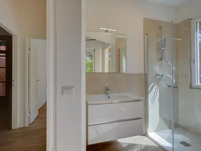 Badezimmer mit Dusche