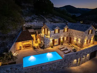 Traditionelle und luxuriöse Villa mit 4 Schlafzimmern, beheiztem Pool und Meerblick.