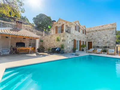 Villa Ani ist mit Panoramablick auf das Dol-Tal und das Meer.