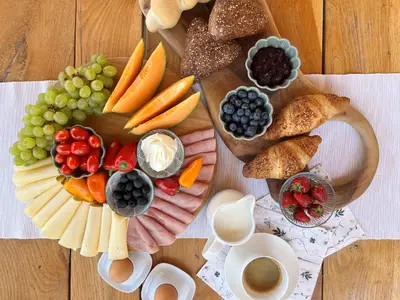 Unsere liebenswürdigen Besitzer bereiten Ihnen gerne ein köstliches Frühstück zu und liefern es Ihnen in einem Korb – genau wie auf dem Bild. Und das alles gegen eine Gebühr von 20 EUR pro Person.