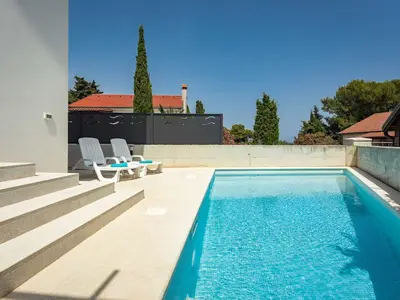 PoolOfHouse