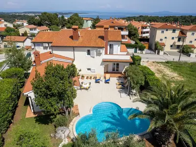 PoolOfHouse