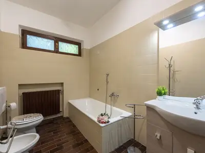 Badezimmer mit Badewanne