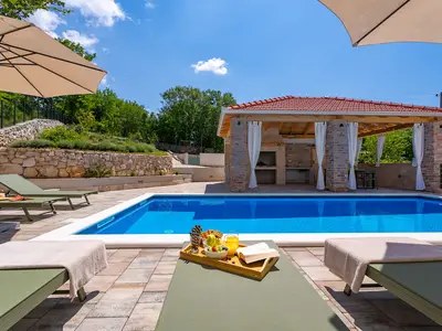 Willkommen in der Villa Domus Alba, einem charmanten Rückzugsort mit 3 Schlafzimmern im Herzen der unberührten dalmatinischen Landschaft