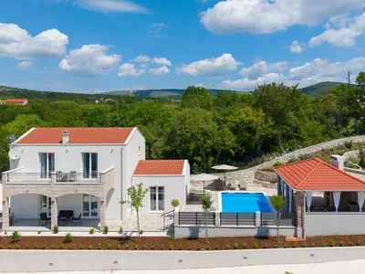 Charmante Villa für 6+2 Gäste mit Pool, Sportbereich und Essbereich im Freien