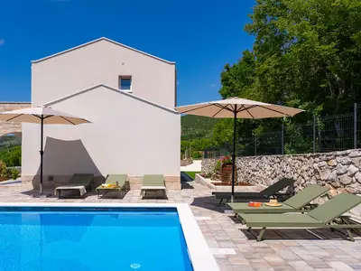 Ein privater Swimmingpool (8 x 4 m), ideal für ein erfrischendes Bad in der Sonne