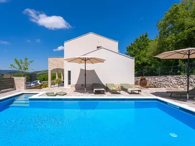 Das großzügige Sonnendeck bietet den perfekten Ort, um die warmen Sonnenstrahlen zu genießen