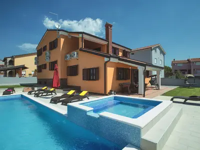 PoolOfHouse