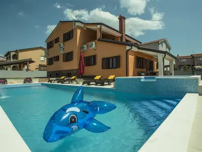 PoolOfHouse