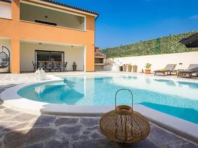 PoolOfHouse
