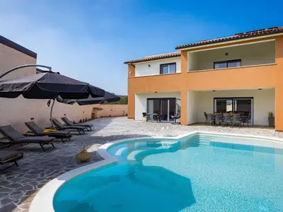 PoolOfHouse