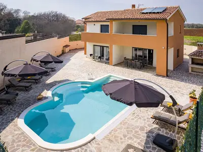 PoolOfHouse