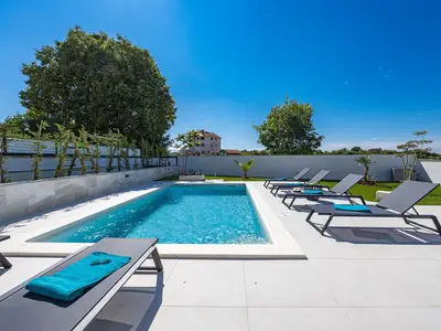 PoolOfHouse