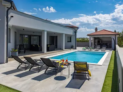 PoolOfHouse