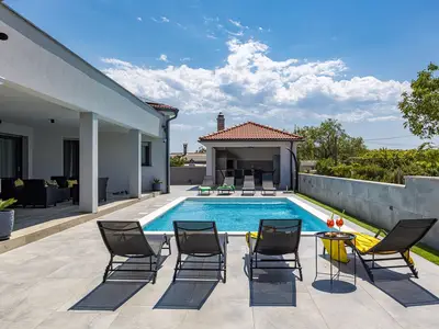 PoolOfHouse