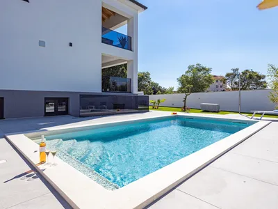 PoolOfHouse