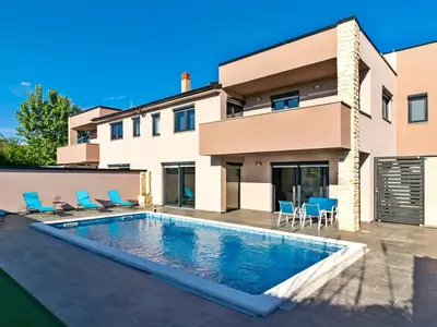 PoolOfHouse