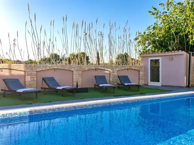 PoolOfHouse