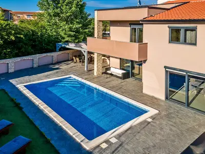 PoolOfHouse