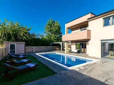 PoolOfHouse