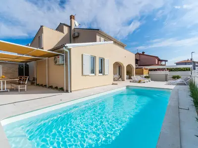 PoolOfHouse