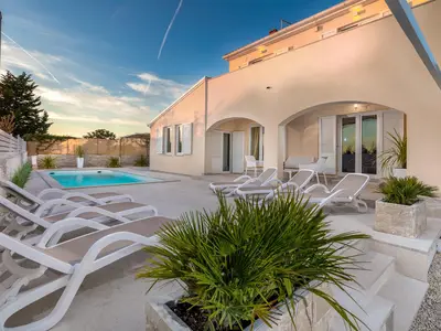 PoolOfHouse
