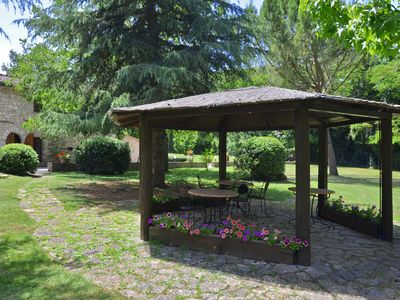 Die ausgestattete Pergola im Garten zwischen dem Molino und dem Annex